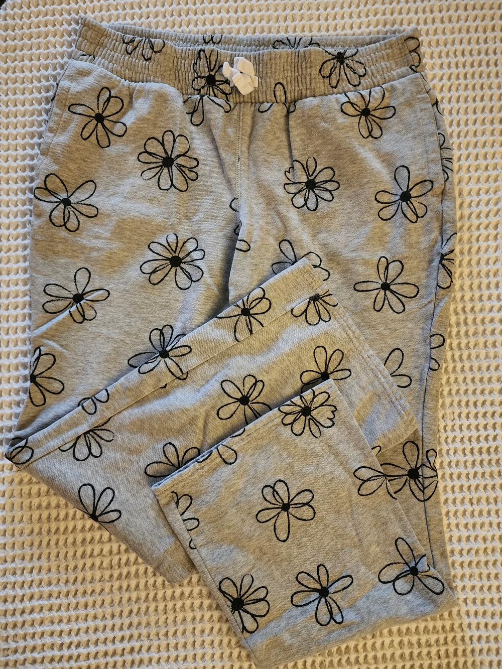 wonder nation Gray Sweatpants with Black Daisy Print